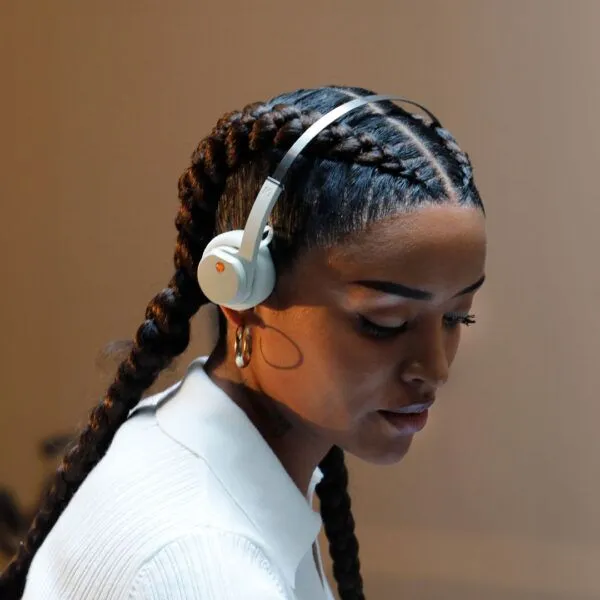 mondo-greige-grey-beige-bluetooth-freestyle-headphones-lifestyle-600x600