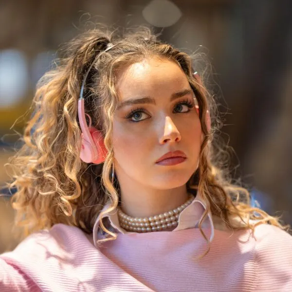 mondo-pink-bluetooth-freestyle-headphones-lifestyle-600x600