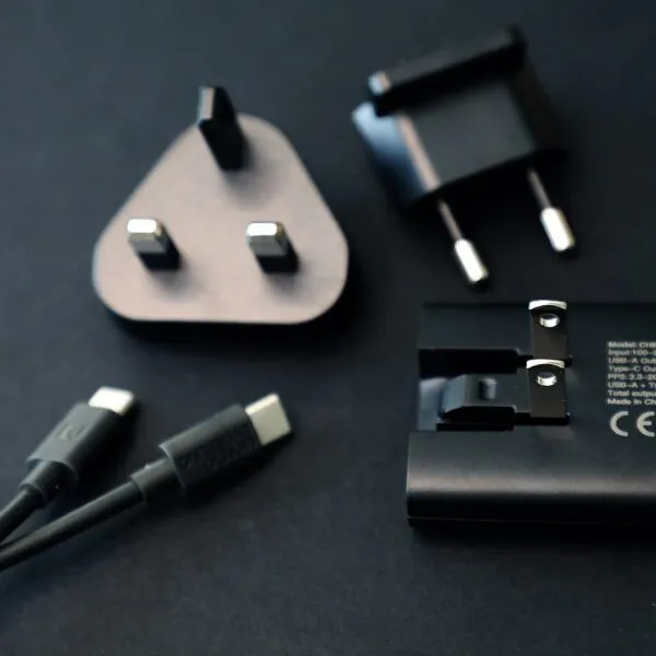 mondo-powerful-charger-travel-converter-multipurpose-plugs-eu-uk-us-2-600x600