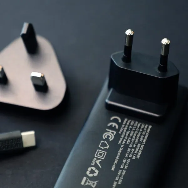 mondo-powerful-charger-travel-converter-multipurpose-plugs-eu-uk-us-600x600