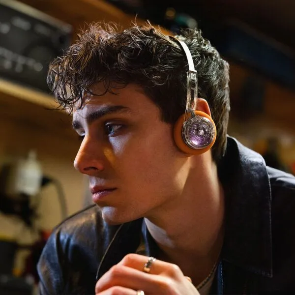 mondo-transparent-bluetooth-freestyle-headphones-lifestyle-600x600